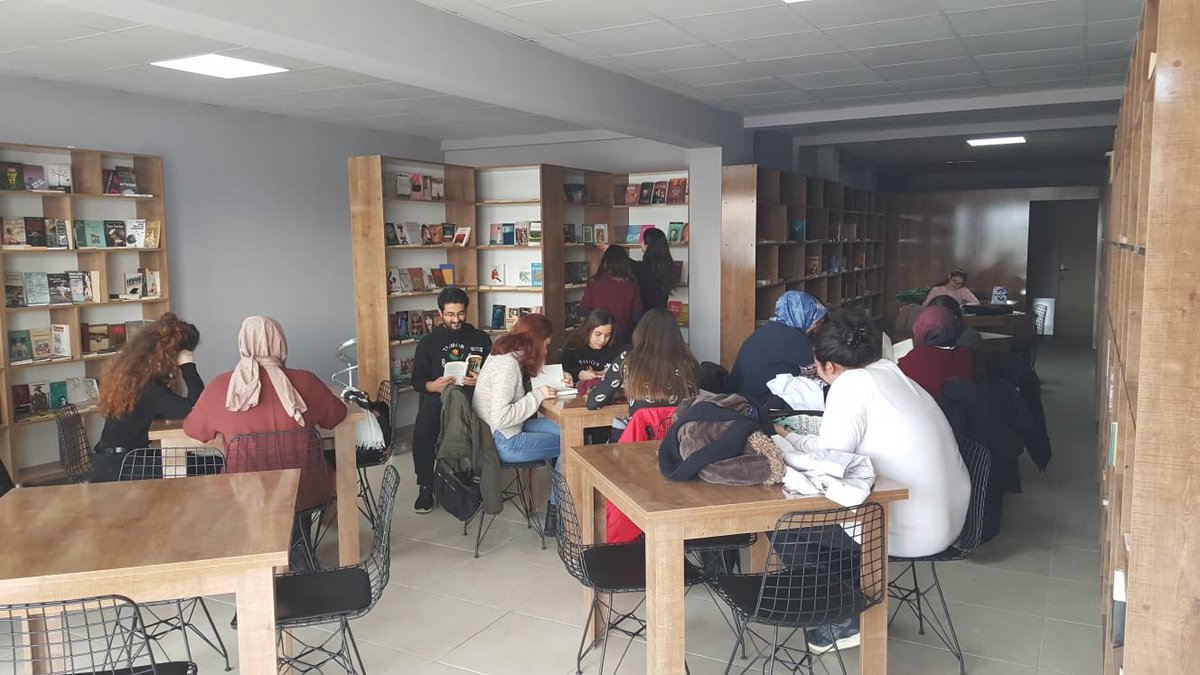 Günün kitabı Goethe’den Faust. 

KOP Gençlik Atölyesi ve KOP Gençlik Kitap Kahvemiz bugünde farklı gençlere ev sahipliği yapıyor.