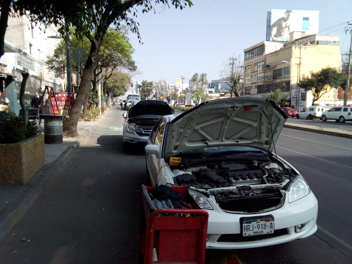 LaSEMOVI's tweet photo. ¡El equipo de #ApoyoVialRadar🏍️ invitó a taller mecánico a liberar la ciclovía de Av. Revolución. Ahora, se encuentra lista para que ciclistas 🚲 puedan utilizarla. #RadaresEnAcción, ¡mejorando nuestros traslados! 🙌🏽#SemoviAtiende https://t.co/BvfacJZLyw