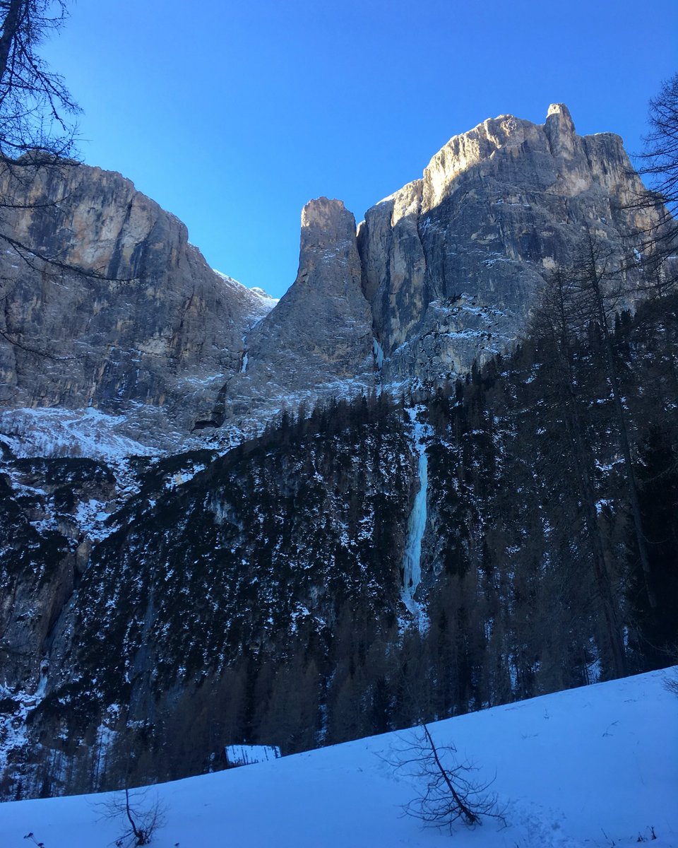 Jasonbailey1's tweet image. 110m #waterfall #iceclimbing stunning location #corvara with mike @casa_alfredino amazing #climbing but it was -15 Celsius so a bit chilly.