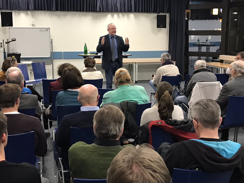EuropaUnionBO's tweet photo. Europa vor den Wahlen: „Selbstbehauptung steht im Zentrum mehr denn je“, sagte Axel Schäfer, MdB @SPDBochum1, bei Diskussion in der VHS @bochum_de. Die Welt und die Probleme seien komplexer geworden, ein starkes Europa sei die Antwort. #europa #europawahl2019 #bochum https://t.co/UIER4FjDLw