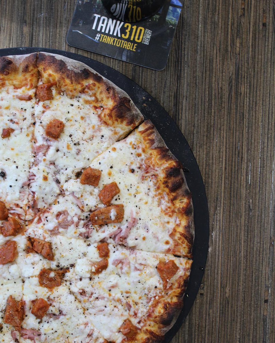 TheGrizzlyPaw's tweet photo. Two chefs go head to head every month to be crowned the ultimate #Pizza champion.
Pop by and give these a try at #Tank310

The Simpleton
Shredded Ham
Feta &amp; Mozzarella 
Chorizo
Cracked Pepper
Brushed Butter Crust

The Prime Minister
Prime Rib
Mushrooms
Red Onion
Remoulade
Parsely https://t.co/0w2s8jRSQU