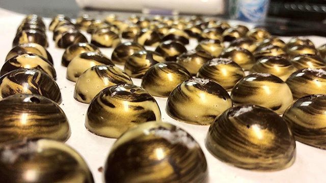 CIACulinary's tweet photo. #regram from Baking & Pastry Arts student @onceuponahales who created these solid dark chocolate sea salt bites outside of class. Bravo #FutureChocolatier! 👏😍 • •
#proud2bcia #CIASanAntonio #studentchefs #pastrychef #pastryarts #pastryschool #culinar… https://t.co/xUBwzj6gvS https://t.co/ooo1kRcwXD