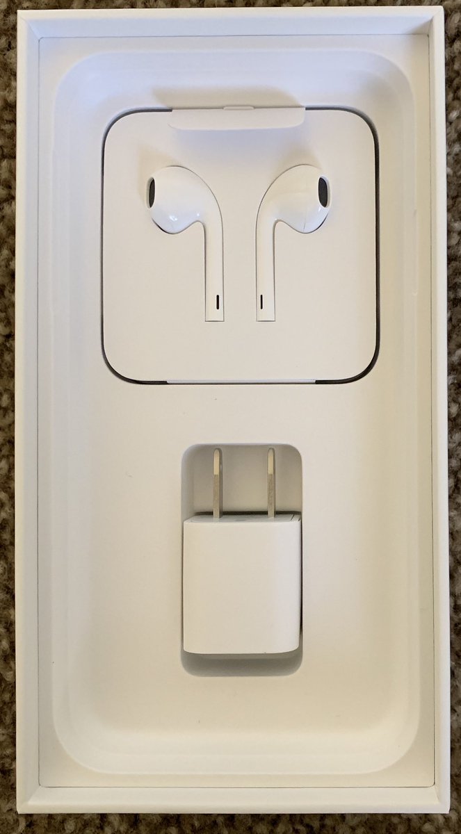 BlogBergers's tweet image. Hey @apple, maybe don’t make it look like the customer is getting #Airpods. Feels a little disingenuous.