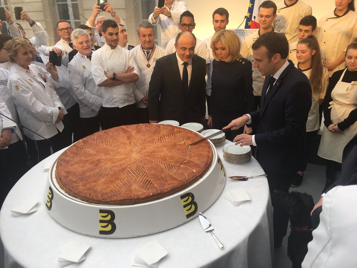 ISLEOFSKY4's tweet photo. En pleine crise, a la veille d'une journée que tout le monde redoute, le couple #Macron deguste sa #GaletteDesRois tranquillement tout sourires, et lui se permet de tacler les français qui "n'ont pas le goût de l'effort". 
Ils me dégoûtent . M' ecoeurent. Me sortent par les yeux https://t.co/aoHdT6ILD0