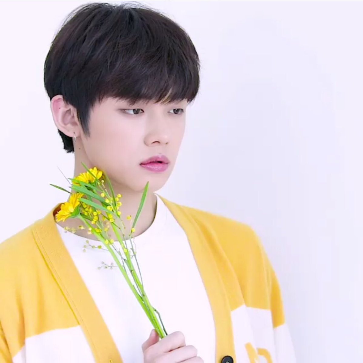 TXT_bight's tweet photo. #연준 [Yeonjun]

• First member revealed
• Real name : Choi Yeonjun
• Stage name : Yeonjun
• Age of 19
• Born September 13th, 1999
• Dancer
• Sources also stated that he is a rapper
• Eldest of the group https://t.co/wRBlCLlDSD