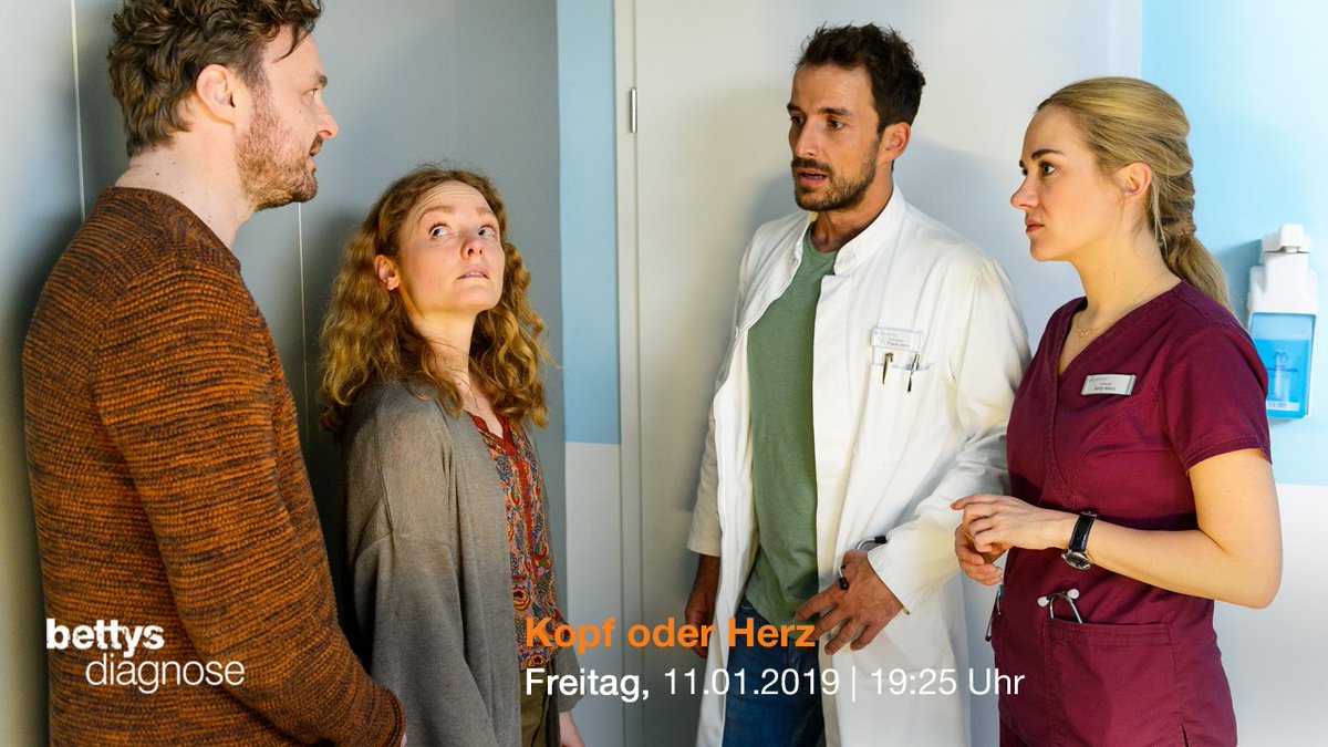 Zdf A Twitter Dr Stern Ist Kaum Aus Dem Urlaub Zuruck Da Rappelt Es Gewaltig Zwischen Ihm Und Betty Wahrend Die Sich Darum Wunscht Der Kollegen Ware Langer Zu Hause Geblieben Jagt