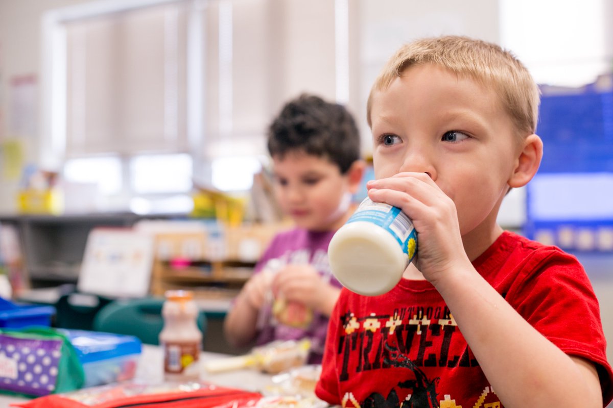 Happy #NationalMilkDay! Milk is a classic staple of #SchoolMeals that help keep kids growing healthy and strong 🥛
