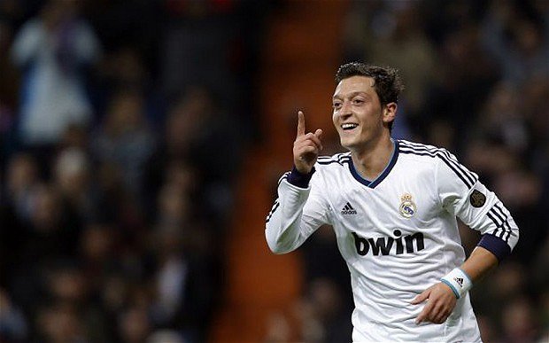 Darlanamott's tweet photo. 2 - Mesut Özil (@MesutOzil1088). Muita técnica & visão absurda de jogo. Um dos responsáveis por reerguer o Madrid e simplesmente um dos maiores #assistentes do Cristiano Ronaldo. Tens aqui um eterno soldado, Özil! https://t.co/K2fEPBlDlj