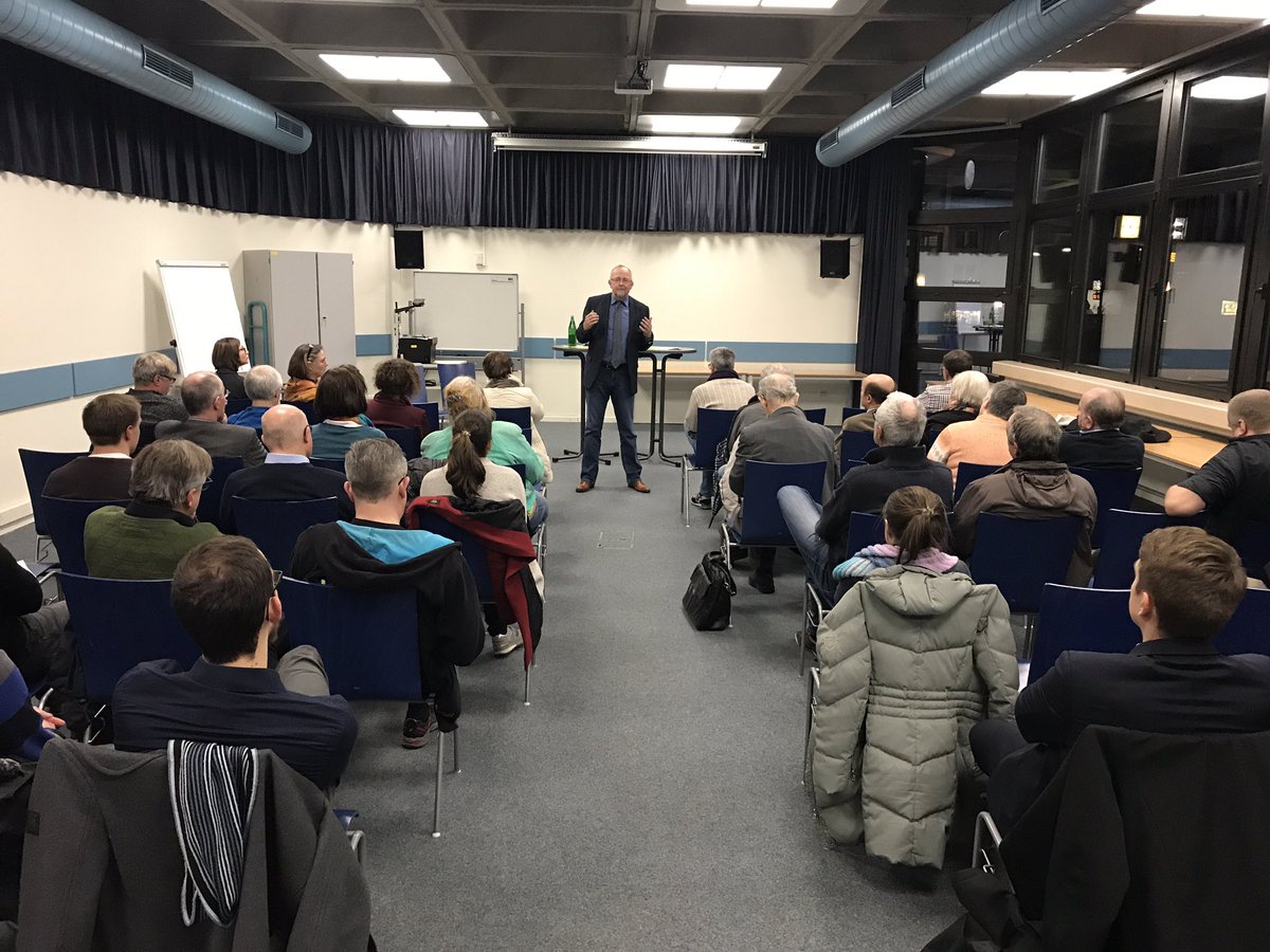 EuropaUnionBO's tweet photo. Engagierte Diskussion von 40 Teilnehmern, Moderatorin @IreneNesterenko und MdB Axel Schäfer über die Gefahr durch Populisten für Europa. Droht ein „Aushöhlen Europas durch Erfolg der Anti-Europa-Parteien“ bei #Europawahl2019? Wie gelingt ein „besseres Marketing f Europa“? #bochum https://t.co/79toxzUWkG