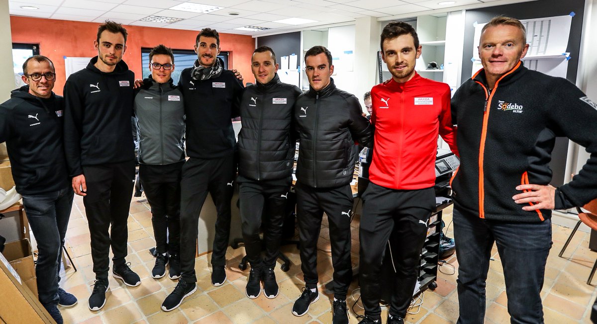 Aujourd'hui l'équipe @Arkea_Samsic a pédalé jusqu'au chantier #SodeboUltim3 pour visiter le bateau en construction !