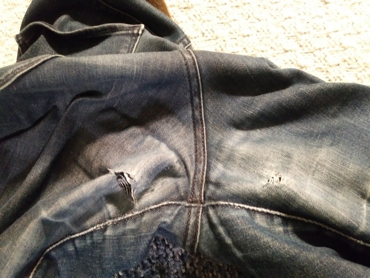 wundergeek's tweet photo. A year and a half ago, I paid seventy dollars for these jeans (which were NOT acid wash) brand new at a @LEVIS store, because when I was a kid they would last forever.
Now I have 2 giant holes in the crotch. I have multiple pairs of thrift store jeans that are older. #ExCustomer https://t.co/7wIn1VJAdt