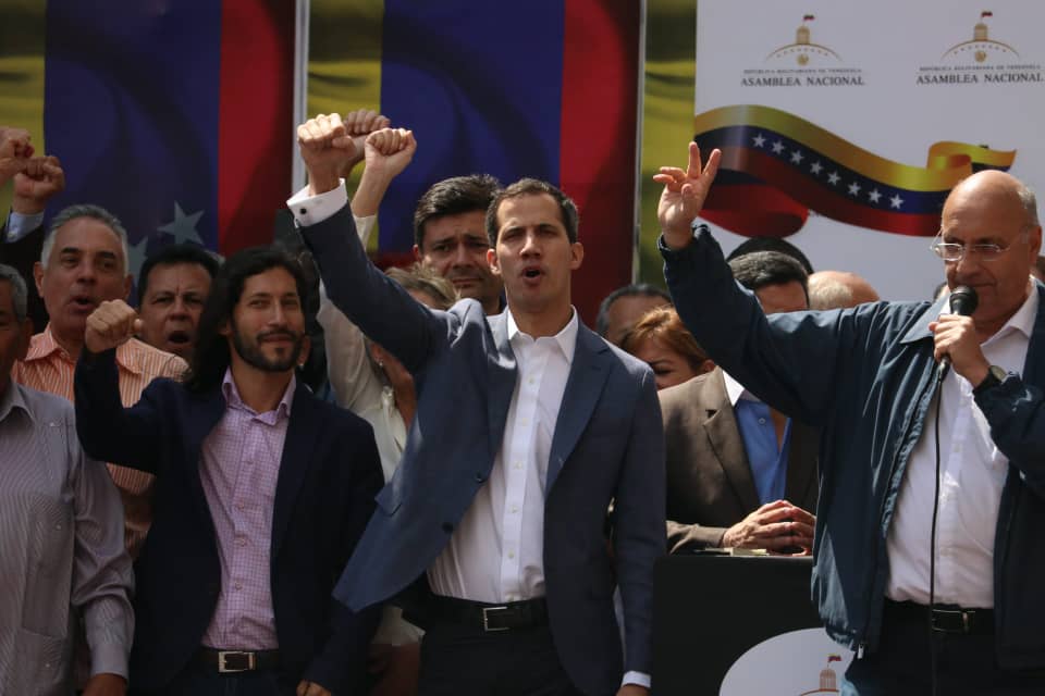 AsambleaVE's tweet photo. .@jguaido: Como diputado y venezolano me apego a los artículos. 233, 333 y 350 de la CRBV para convocar elecciones libres y la unión del pueblo, FAN, comunidad internacional para lograr el cese de la usurpación.
   
#11Ene #ANRutaPorLaLibertad🇻🇪 https://t.co/9dJUBxiKeS