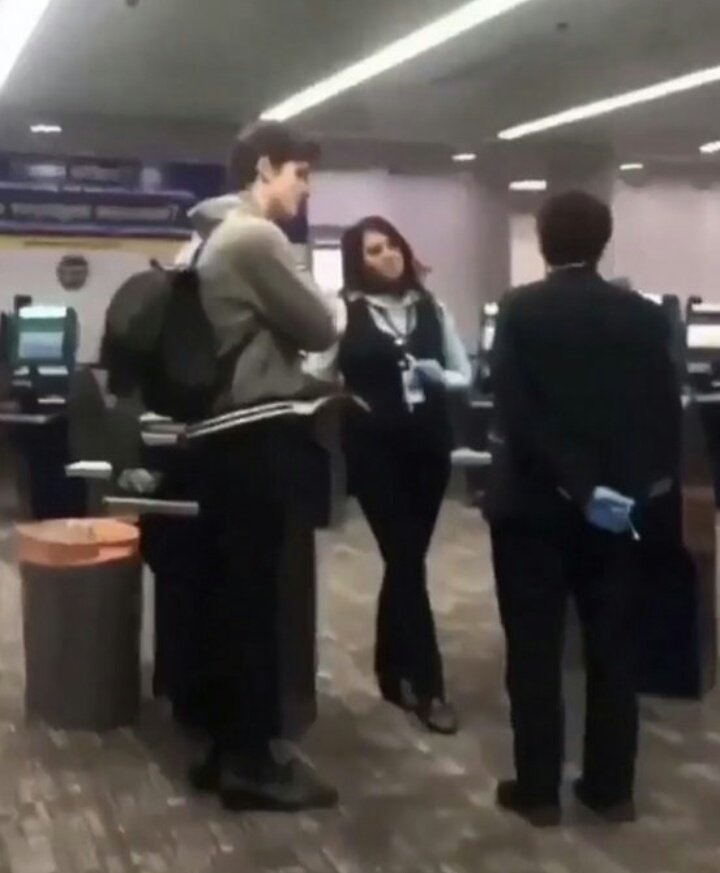Rodrimaslow's tweet photo. supuestamente shawn perdió a uno de sus amores de su vida digo guitarra en el aeropuerto y estuvo hablando con lo que se encargan del equipaje MIREN SU POSTURA re intimidante tener a shawn mendes mirándote asi 
#InMyBlood #BestLyrics #iHeartAwards https://t.co/5eYNsYdr35