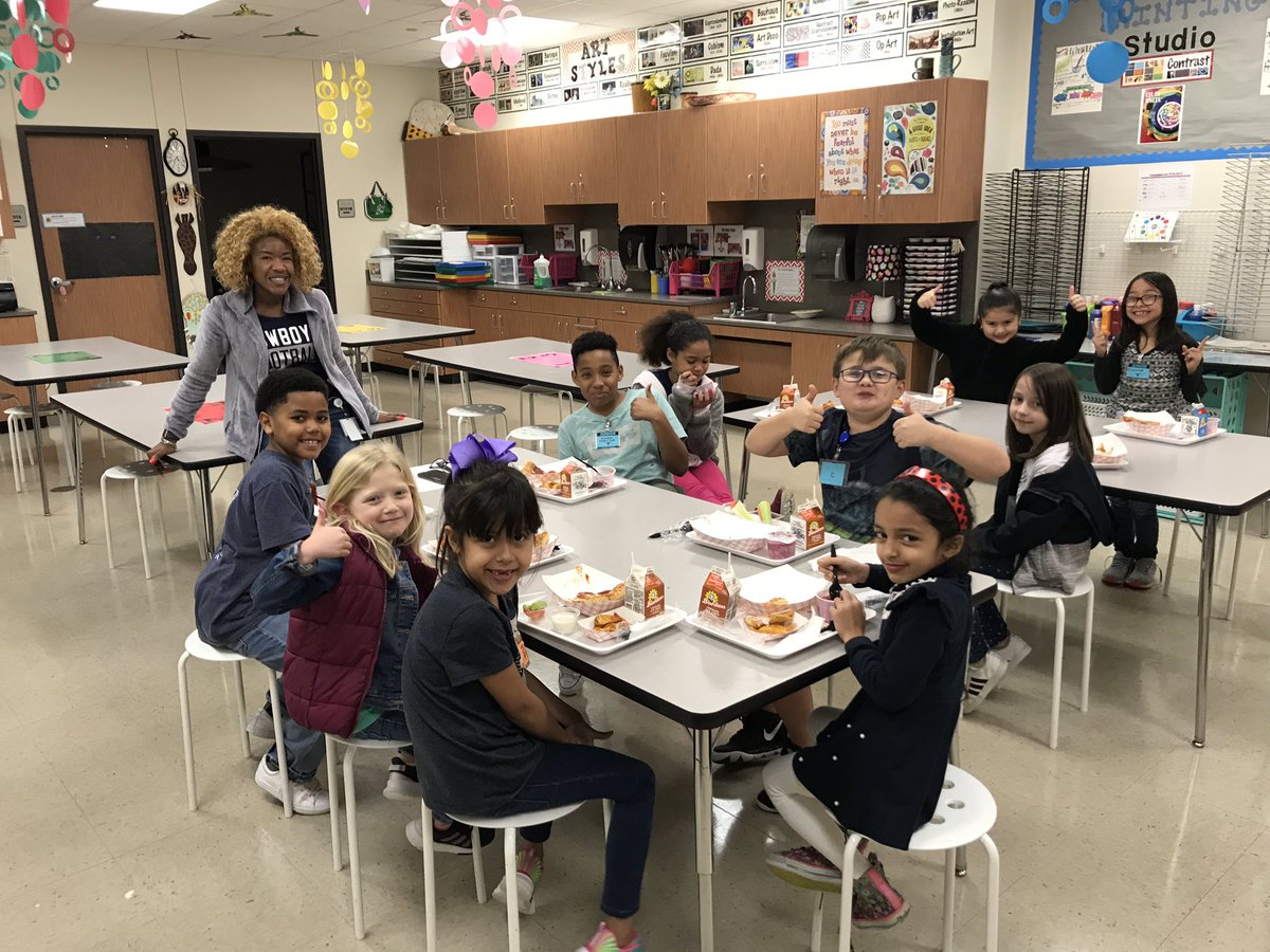 MsHaysCounselor's tweet photo. Pizza with the Principal! 🍕 👩🏽‍🏫 🍎 Happy Friday! @MendenhallHorns #mendenhalllearns @Plano_Schools @Plano_Now @JanaPrince5 https://t.co/xak3qFnQzV
