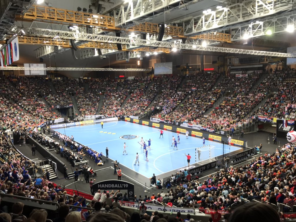 AnnetteHodapp's tweet photo. #IloveHandball 😍 such a great game. #ISLCRO in Munich. Handball Championship. The place to be https://t.co/k5E7HVRQ2C