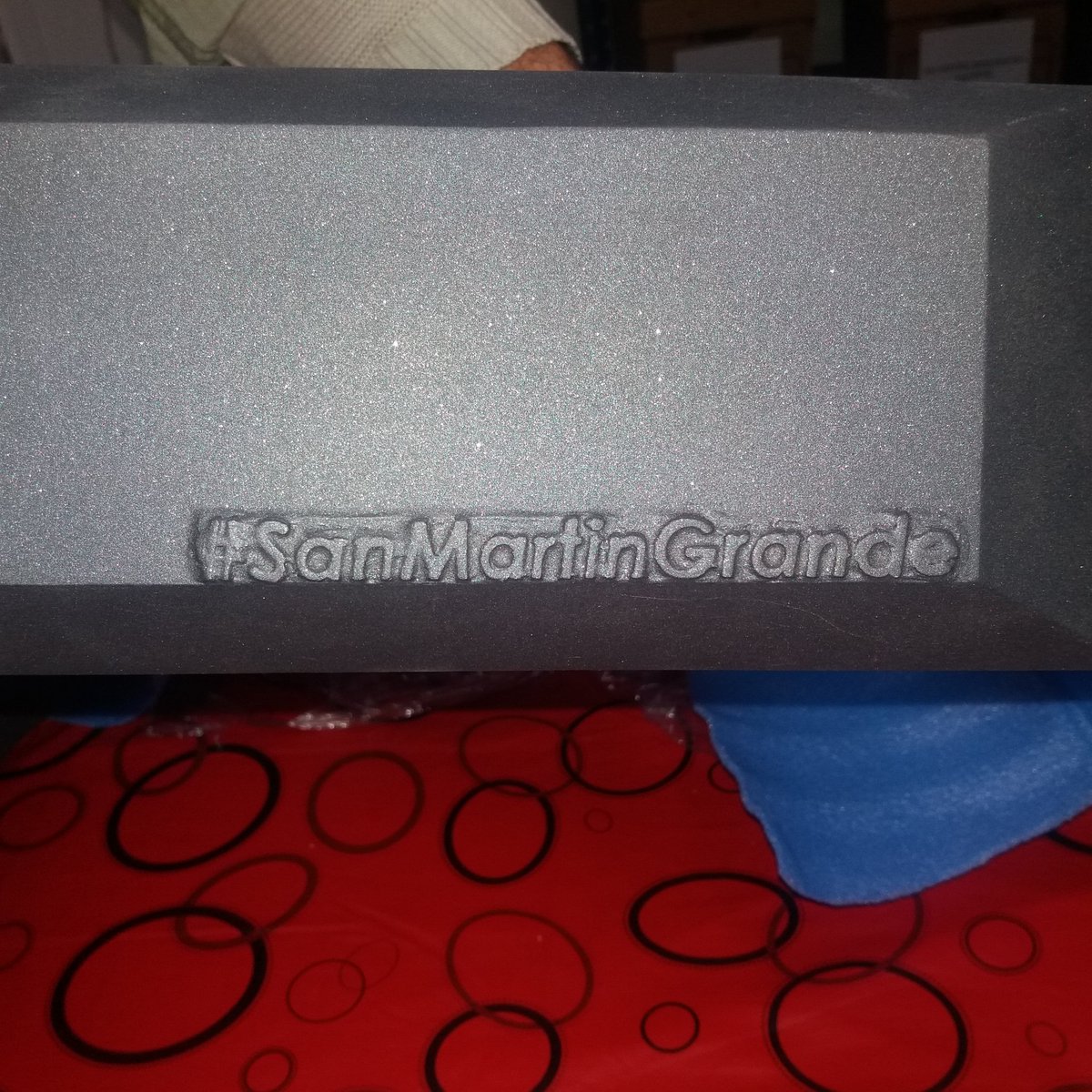 Inggabrielsosa's tweet photo. Hoy empezamos el recambio de las antiguas luminarias aa lamparas de Mercurio HQI 150W sobre columna Cimalco  por las nuevas luminarias #SanMartinGrande de 90 W LED originales de la Municipalidad de San Martin. https://t.co/N8bKWy61Pi
