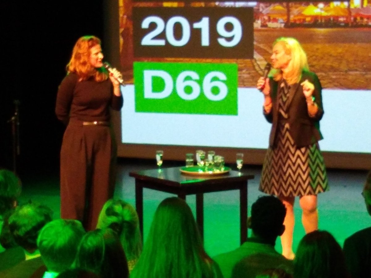 Volle bak bij nieuwjaarsreceptie <a href="/d66denhaag/">D66 Den Haag</a> met minister <a href="/SigridKaag/">Sigrid Kaag</a> en afdelingsvoorzitter @emily_vijver op het podium <a href="/InhetKoorenhuis/">in het Koorenhuis</a>