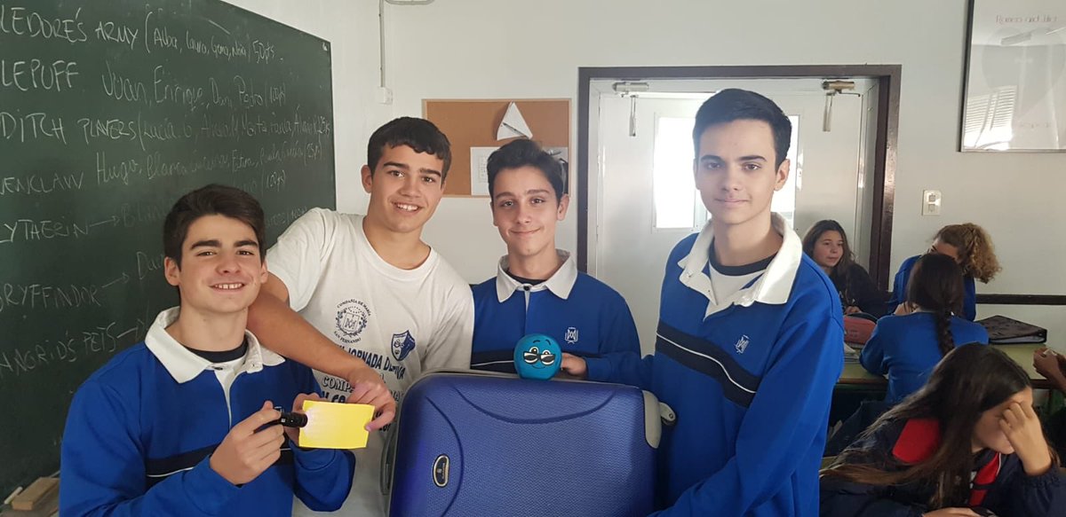 sfciamaria's tweet photo. El profe Rafa fue a Austria de intercambio con 4° de eso y a la vuelta tuvo mucho trabajo con el final del trimestre y olvidó el código de su maleta. Sus alumnos querían ayudarle a abrirla y para ello debían superar tres pruebas. #English #EscapeRoomEducativa #UseYourKnowledge https://t.co/zt8xnDcGeR