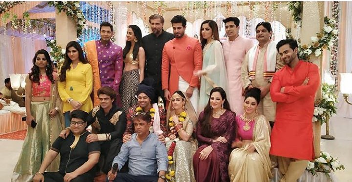 Sochti ho  ka wo  kitne masoom thay😊
     Kia sa  Kia hogay dakhty dakhty 😉😦..... Nagin3 family 
#Naagin3 
#SurbhiJyoti 
#BeHir 
#BeHirKiShaadi