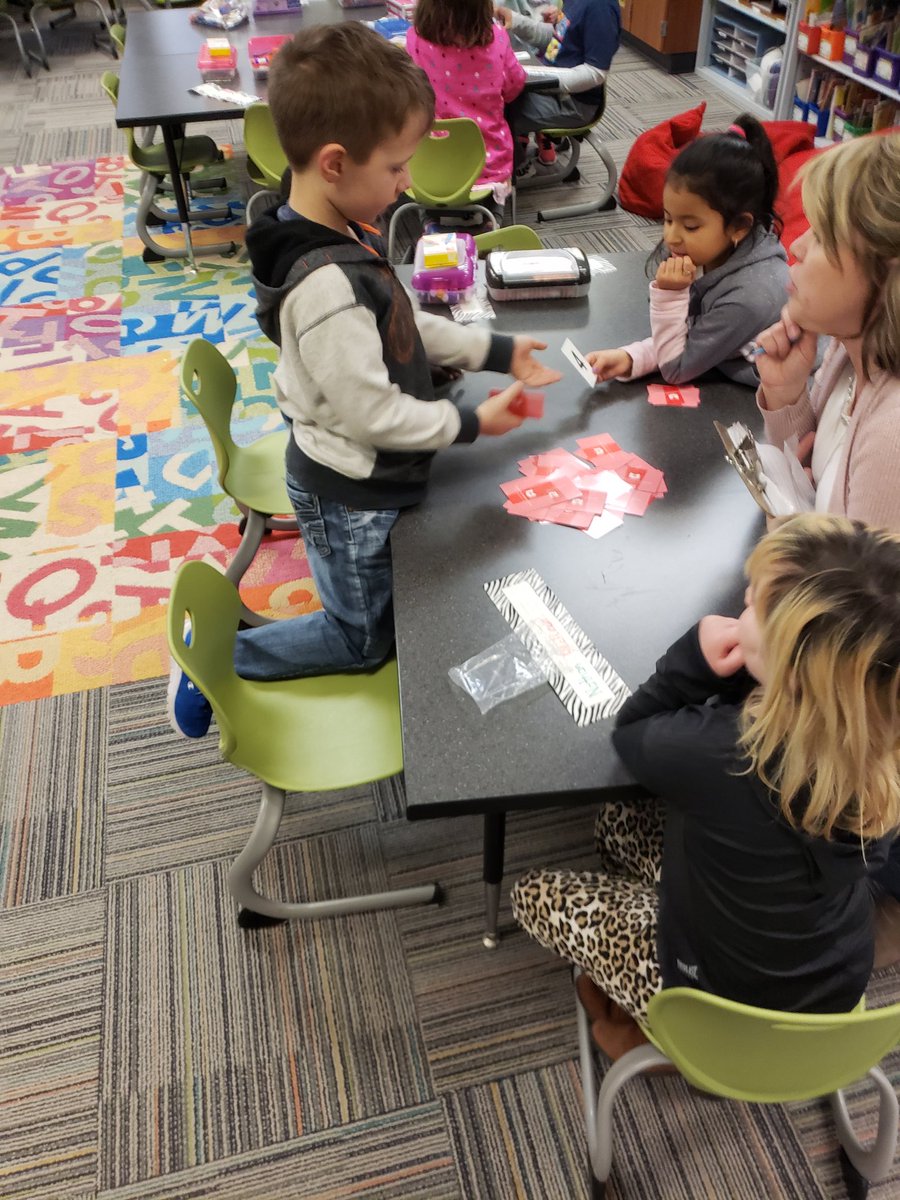 brettabbotts17's tweet photo. Students in Mrs. Coon's class focus on integrity and doing the right thing during a math game!
#KidsDeserveIt #FormativeFive @CBCommSchools @TomHoerr @Roos_Elementary https://t.co/YlSh5VHYWM