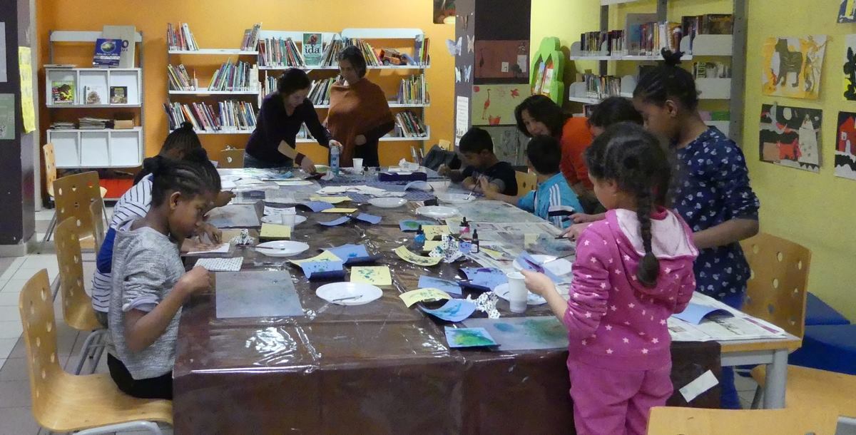 L'Espace Lecture Vaillant a le plaisir d'accueillir les ateliers de la Forêt en papier, tous les mercredis du mois de janvier. Mercredi 9, c'est l'oeuvre de Leo Lionni qui a été source d'inspiration d'un atelier de création de papiers encrés.
