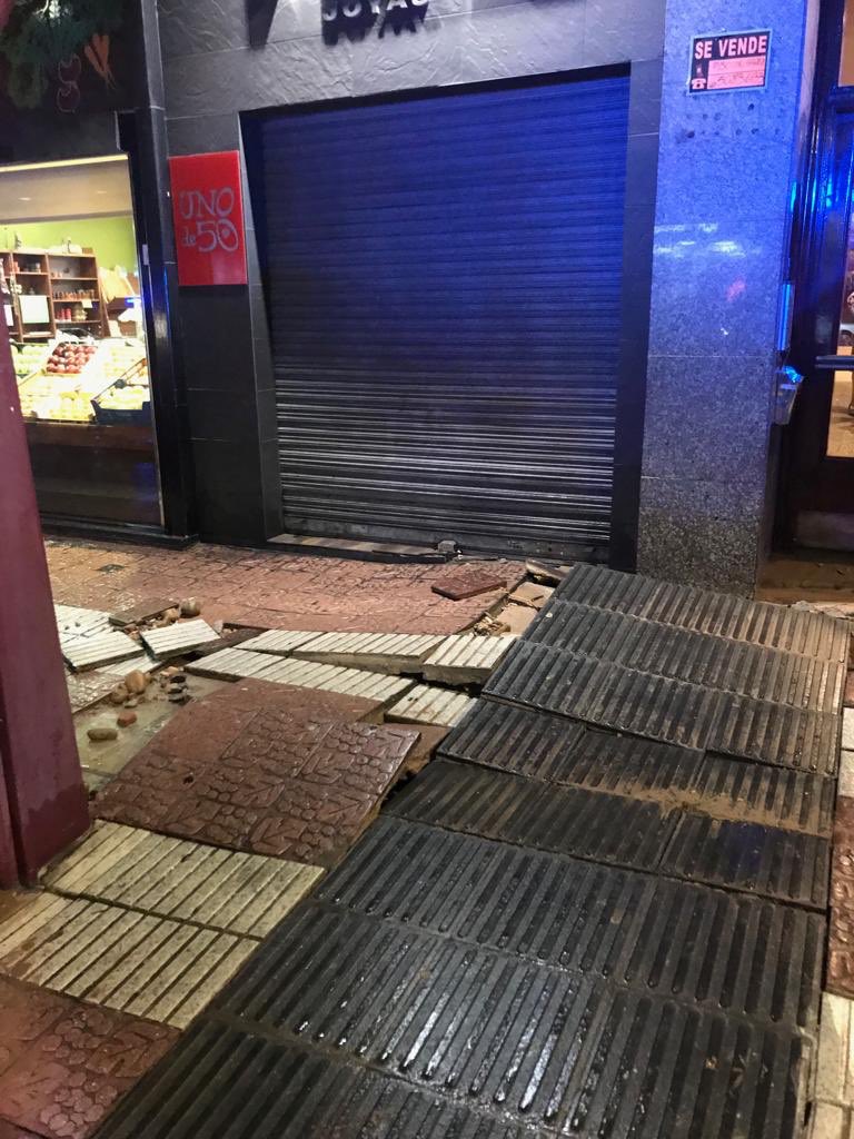 AytoLogrono's tweet photo. Técnicos municipales evalúan un nuevo reventón de una tubería hace unos minutos en Vara de Rey con Calvo Sotelo, tratando de restablecer el servicio con la máxima celeridad posible (1/2) https://t.co/9yu2u6hglO