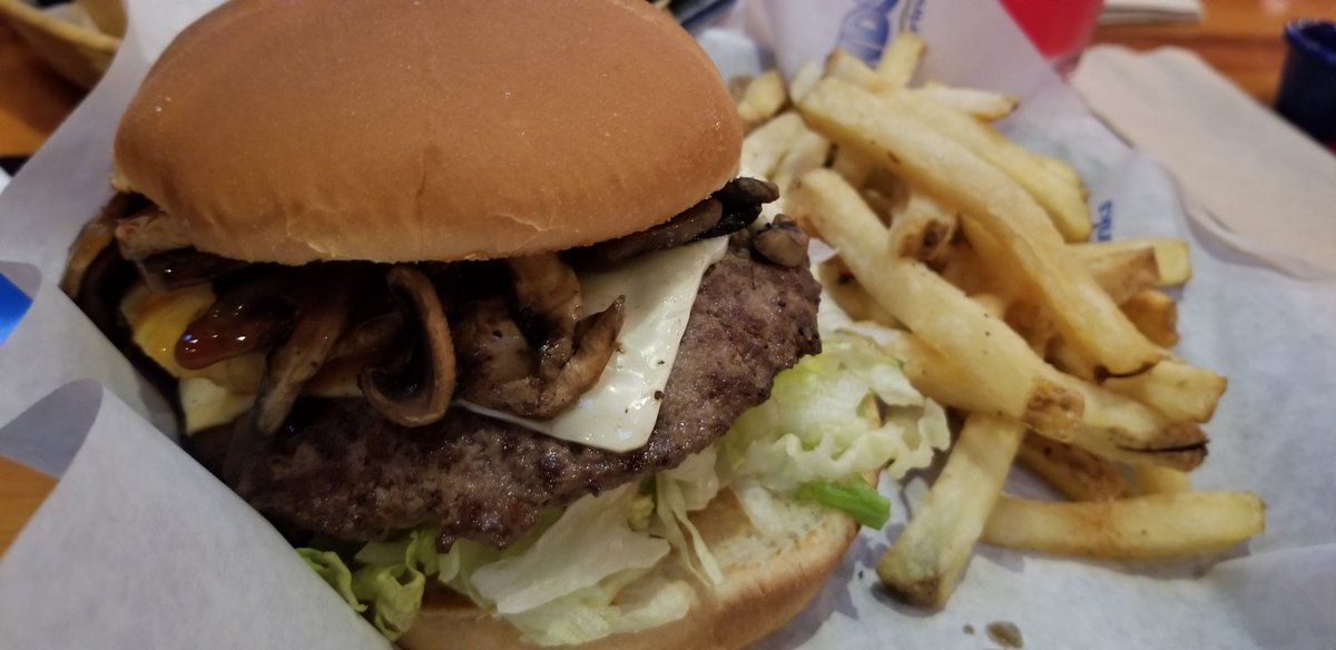 CaptShowtime's tweet photo. Took @Purpleblackkiwi to my favorite restaurant <3 Went to @IslandsBurgers
Sadly he still ate the burger with a knife and fork -3-'
#ILoveHim #KiwiTime #ShoWi #KiTime #date https://t.co/5PmdMc18Kn
