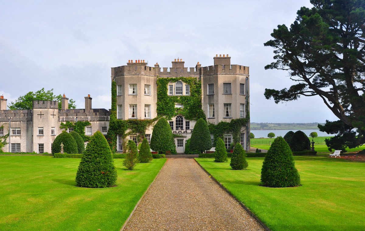TheGlamPad's tweet photo. Today at #theglampad we are touring #GlinCastle, one of the last great Irish houses to still be lived in by the original family. 🏰 It is owned by Catherine Fitzgerald and her husband, actor #DominicWest, and it is available for private rental. ☘️ https://t.co/K5YdNHzI8d https://t.co/KhdBrFKZqG