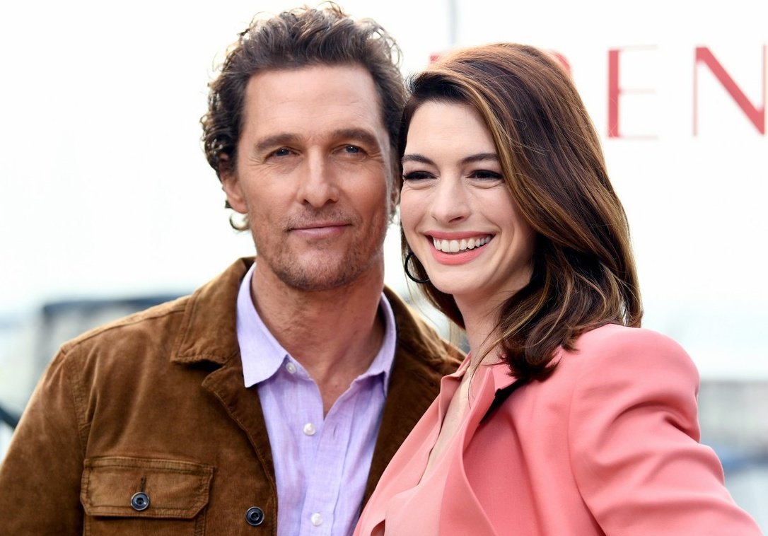 badpostanne's tweet photo. Anne Hathaway and Matthew McConaughey at the photocall for their new movie #Serenity (2019) https://t.co/FCiBJlIrae