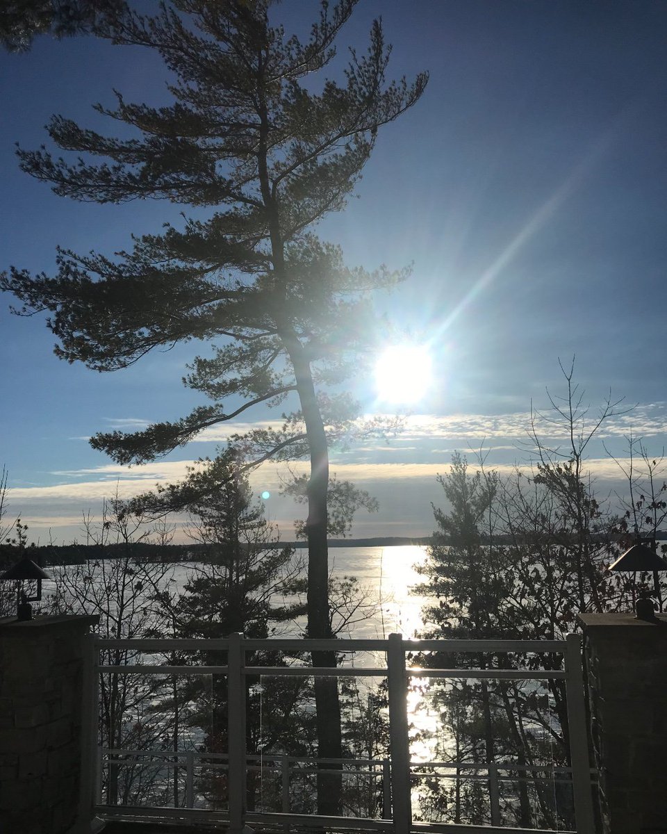 TouchstoneResor's tweet photo. It may be chilly today in Muskoka but the sun is out and shining on #LakeMuskoka and #TouchstoneResort 🌞 https://t.co/FE7ilOX8jM