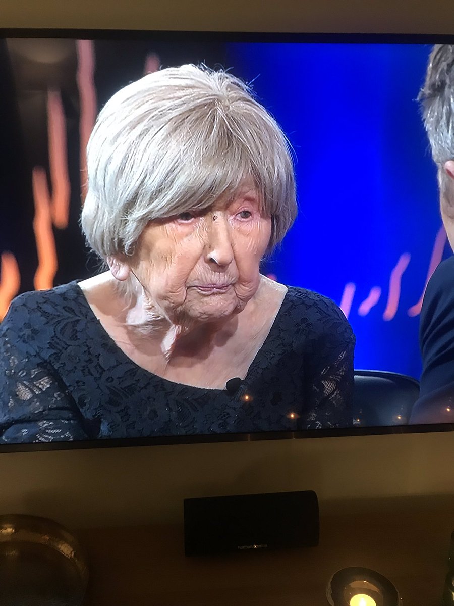 Alltså Dagny!!! Lever livet fullt ut. Underbart ❤️ <a href="/FredrikSkavlan/">Fredrik Skavlan</a>  <a href="/Jonas_Gardell/">Jonas Gardell</a>