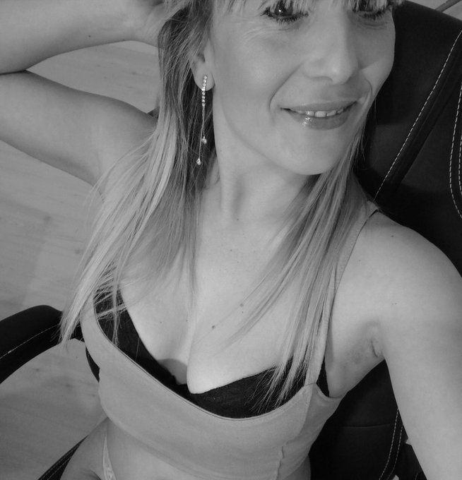 Estoy ONLINE!! Quien se apunta para verme de rosa?  #ChicasCima @EstudiosCima @chicaswebcamero @aura_sander<a href="/tag/chicascima"class="tags"><span>#chicascima</span></a>