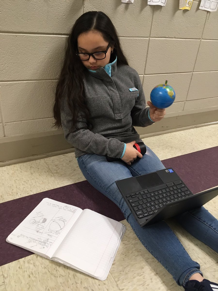 smeslawrence's tweet photo. Mrs. Daughtry’s class using Flipgrid to model and explain the day/night cycle. 🐾🌎 #smespride #amstiworks https://t.co/iUW9P3CyoQ