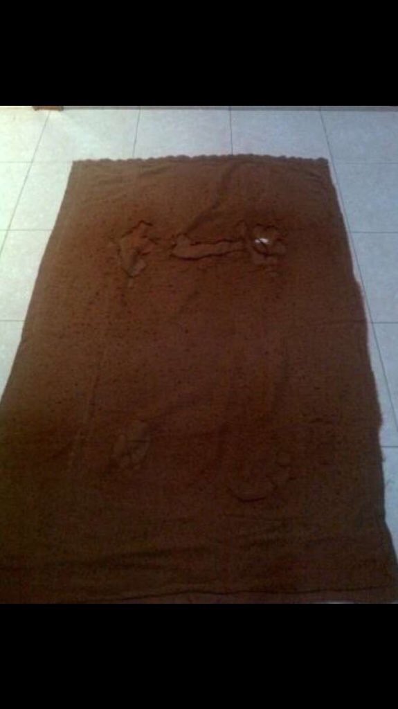mssmK900's tweet photo. شخص كتب يقول :
جدتي حولت ( بشت ) جدي رحمه الله الى سجادة تصلي عليها كل يوم ل ٣٠ عام. حتى  يصل أجر الصلاة اليه .. 

اي حب هذا ! ❤️ https://t.co/abRkqgJgUr