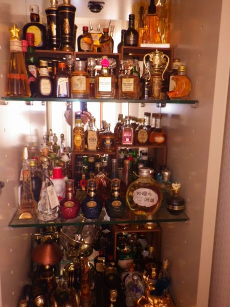 単色にゃんこ ミニチュアボトルのコレクションが増えてきたので Twitterの存在を忘れないようにする為 撮影ボックスでの撮影練習 忘備録で紹介出来たらいいなぁと思う ミニチュアボトル 酒 ウィスキー ミニボトル