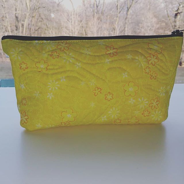 SewingMamas's tweet photo. Today's project- a quick little zip bag. #sewingmamas #sewing https://t.co/6FEa1NBebD