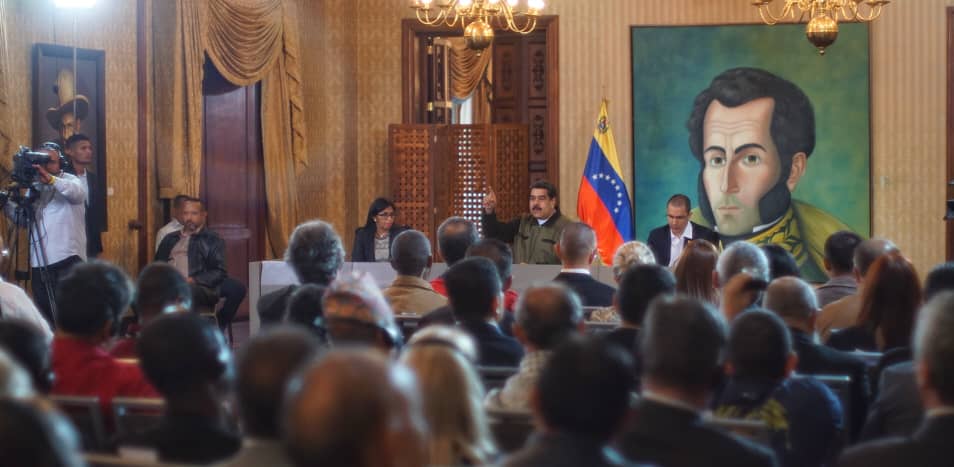 Cancilleria_ve's tweet photo. Pdte.@NicolasMaduro: "La democracia venezolana es una democracia con pueblo, estamos aquí porque somos de verdad y no permitiremos que fuerzas antiimperialistas nos callen" 

#VenezuelaConMaduro https://t.co/G9p7Wgpp41