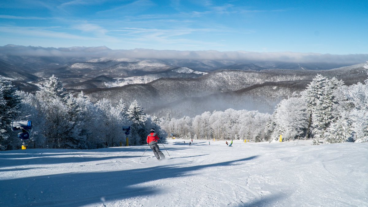 snowshoemtn's tweet image. It was a gorgeous, bluebird day here in #almostheaven! We've received over a foot of snow in the last few days, and there's more on the way this weekend. Got your trip planned yet? 
#snowshoemtn #wvsnow #skitheeast