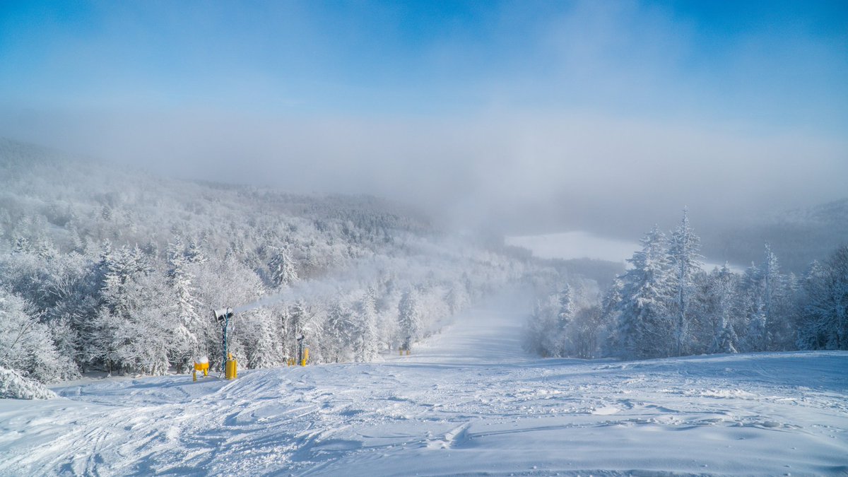 snowshoemtn's tweet image. It was a gorgeous, bluebird day here in #almostheaven! We've received over a foot of snow in the last few days, and there's more on the way this weekend. Got your trip planned yet? 
#snowshoemtn #wvsnow #skitheeast