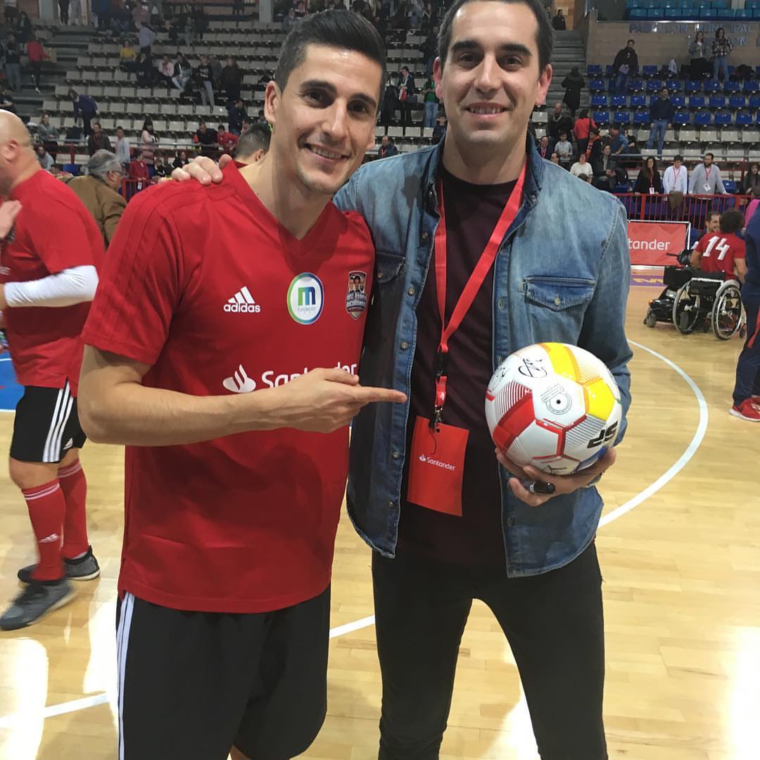 FutbolEmotionMD's tweet photo. SORTEO!
Quieres un balón firmado por @ricardinho10ofi,@ortiz23futsal,@PacoSedano28,@sergiolozano09, @JoseleVodafone?
Participa:
➡️Síguenos
➡️Menciona 2 amigos
➡️Dale a ❤️
➡️Retwittea🔃

📅 El lunes 21Enero diremos el ganador!!

📌BravoMurillo30 https://t.co/23AcDufKs8