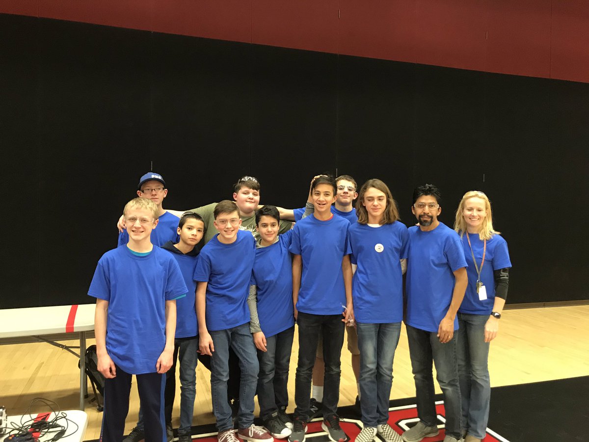 Mrs_Nevarez's tweet photo. FTC qualifier at West Highschool. E-Lemon-Ators and Knerds of the Round Table #MRJH https://t.co/njmXkAbsnM