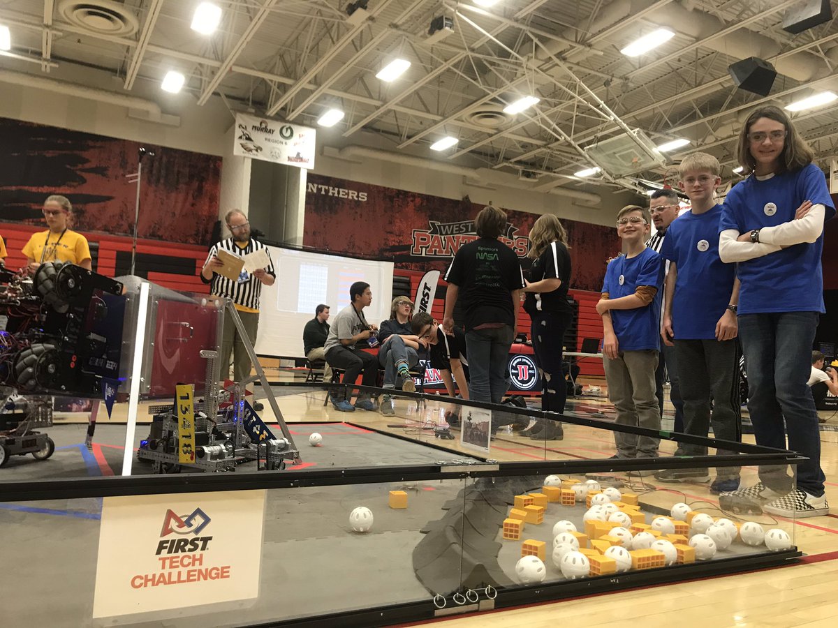 Mrs_Nevarez's tweet photo. FTC qualifier at West Highschool. E-Lemon-Ators and Knerds of the Round Table #MRJH https://t.co/njmXkAbsnM