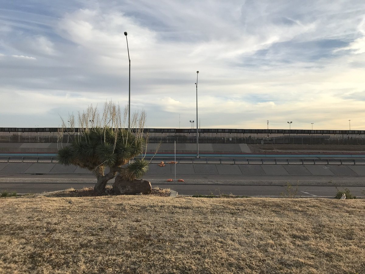 Stesso panorama from ElPaso, Texas. Io e <a href="/francescoGRZ/">Francesco Grandazzi</a> eravamo lì 2 giorni fa e il confine è ancora più trafficato in Texas! Fino a qualche anno fa il confine era in questo parco del centro di ElPaso poi spostato perché tutti lo attraversavano <a href="/welikeduel/">Propaganda Live</a> #propagandamexico