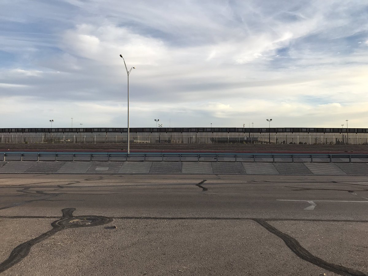 .<a href="/welikeduel/">Propaganda Live</a> sabato scorso ero di passaggio a El Paso, TX e li muro divide due città - El Paso da una parte e Ciudad Juarez dall’altra. Anche lì si va a piedi ed era pieno di “frontalieri” per le strade. Vi mando qualche foto. #propagandamexico