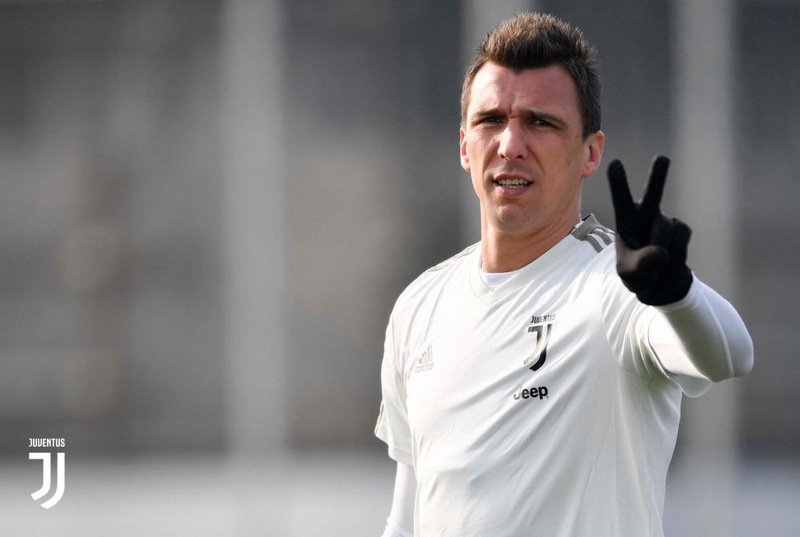 #CoppaItalia #BolognaJuve: ⚠🏥 Otro jugador que no estará disponible mañana será #Mandzukic 🇭🇷, debido a una molestia en los flexores del muslo izquierdo. El croata se detuvo de inmediato ayer. En caso de existir lesión, el tiempo de recuperación sería de al menos tres semanas.