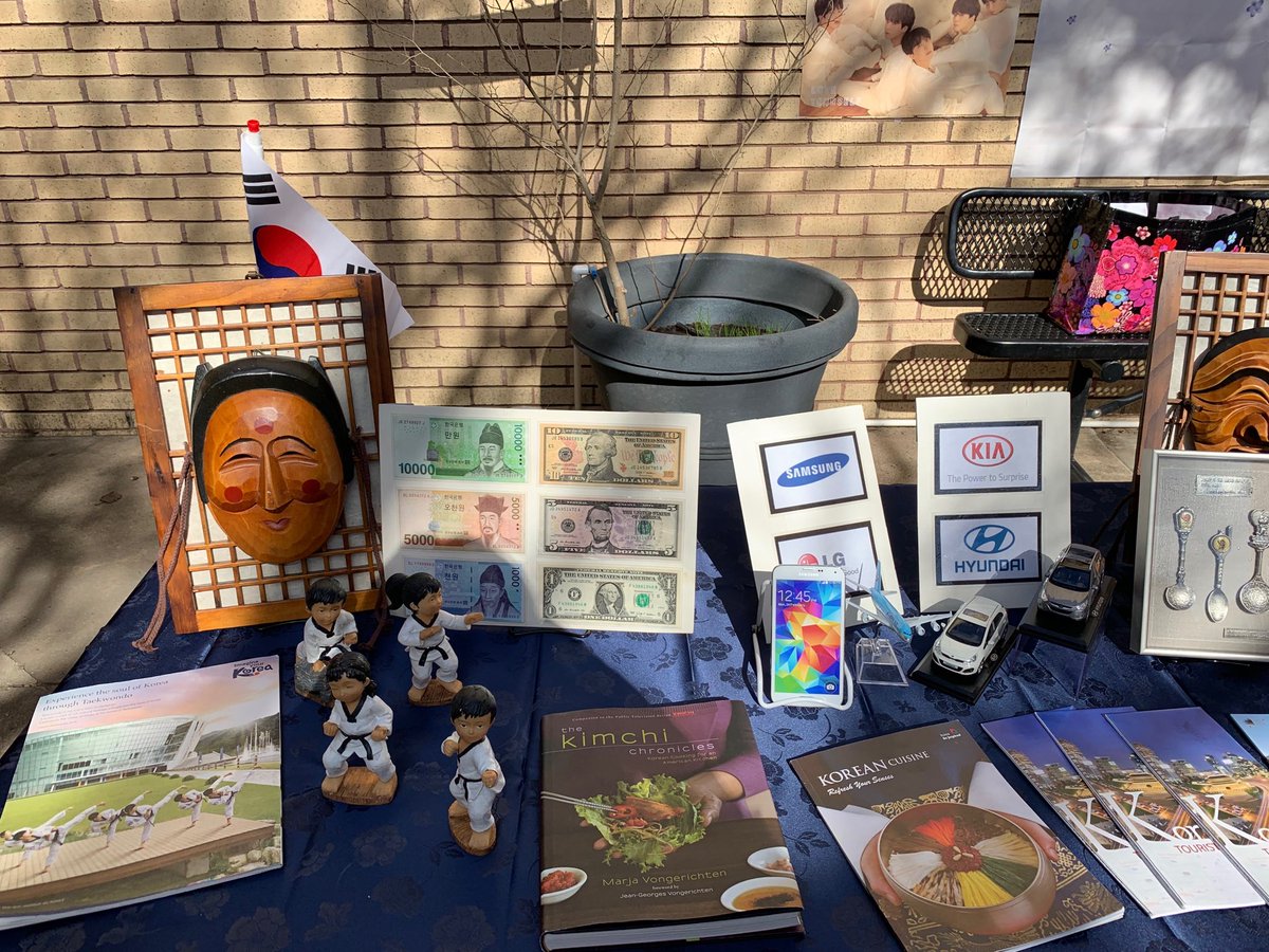 joanne2kim's tweet photo. Sharing and Learning at International Festival at MMS #SouthKorea #KoreanFlag  ⁦@SBISD ⁦@DrMichelleBurke⁩ ⁦@mayazun⁩ @ZhouMathews⁩ ⁦@mspatriciasbisd⁩ https://t.co/X7QYL1NYhF