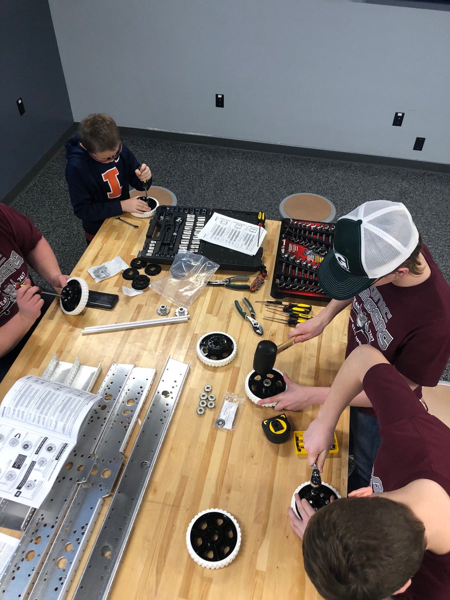 Bionicbombers's tweet photo. Mechanical Team working hard! #Bionicbombers7417 #destinationdeepspace https://t.co/Mhp04uQTdt