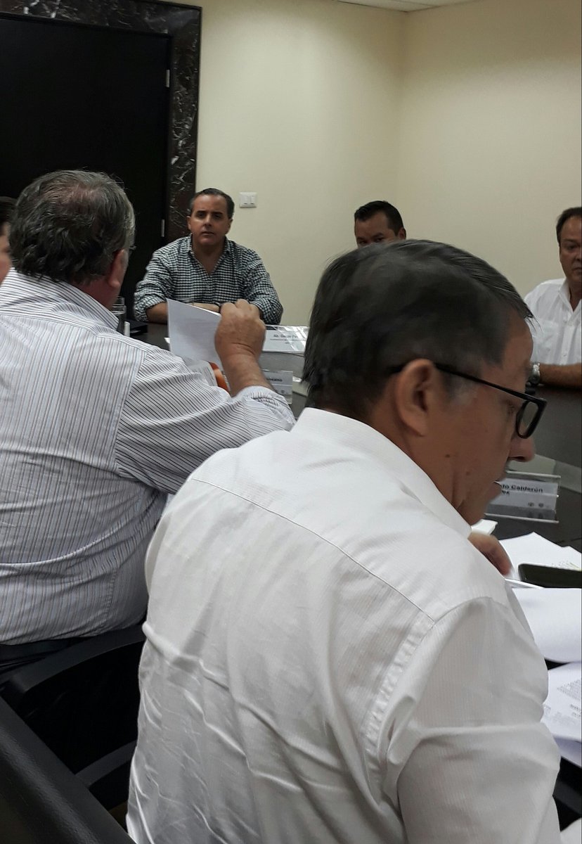 ElssieSantos's tweet photo. @monicamora65 @gatoedison19 @Copehual @CampanaPablo @ASOLAP1 @ASOCAM2 @Camaroneros_Oro Trabajando en defensa del Sector Camaronero pequeños y medianos productores. Tema Diesel https://t.co/5BeBtrFrss