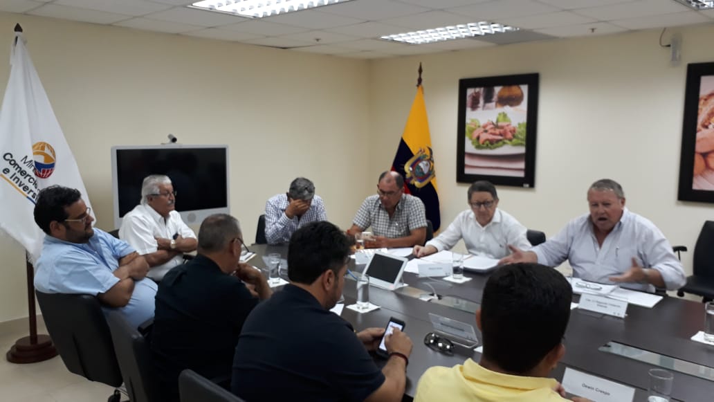ElssieSantos's tweet photo. @monicamora65 @gatoedison19 @Copehual @CampanaPablo @ASOLAP1 @ASOCAM2 @Camaroneros_Oro Trabajando en defensa del Sector Camaronero pequeños y medianos productores. Tema Diesel https://t.co/5BeBtrFrss
