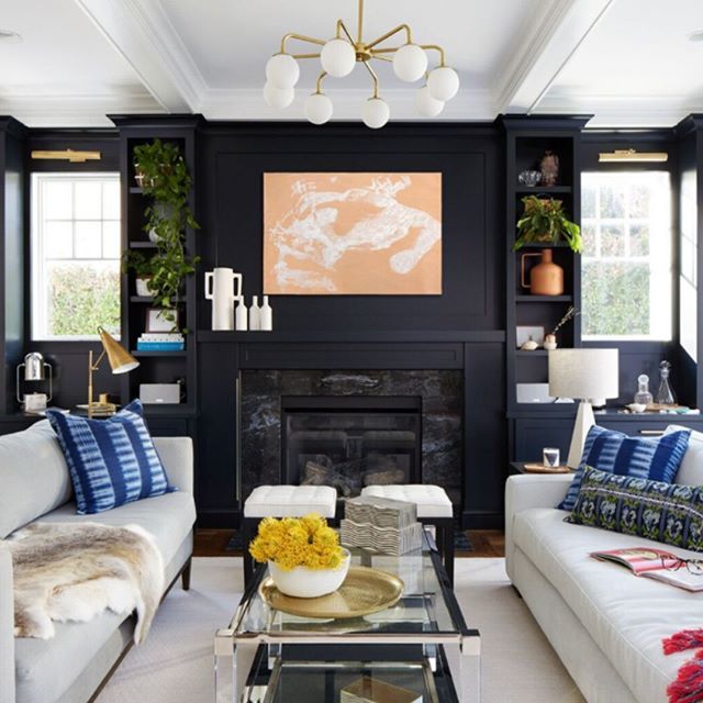 TheScoutGuide's tweet image. File under: cozy, inviting, and effortlessly chic. See our roundup of 7 stunning fireside spaces—including this expertly accessorized room by @zoefeldmandesign—via the link in bio. 📷: @stacyzaringoldberg #designanddecor #fireplace bit.ly/2VOuebc